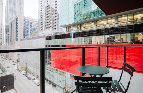 Streeterville Apartment | Blueground | River North, balcony & pool, nr Pier