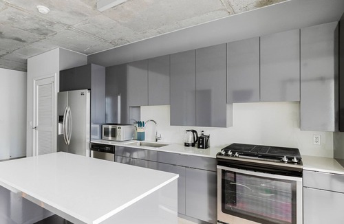 West Town Apartment | Blueground | River North, rooftop & pool, nr Mart