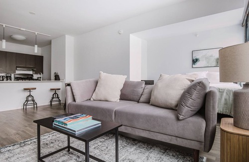Killgubbin Apartment | Blueground | River North, pool & w/d, nr Mile