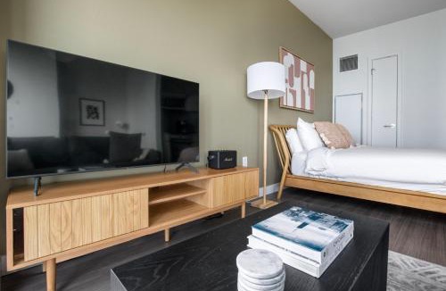 South Loop Apartment | Blueground South Loop pool golf sim nr museum CHI-1047