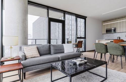Illinois Medical District Apartment | Blueground | Tri-Taylor, pool, nr Union Park