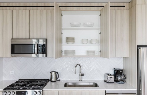 Illinois Medical District Apartment | Blueground | Tri-Taylor, pool, nr Union Park