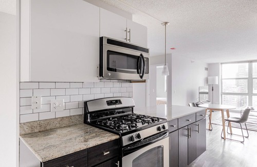 West Loop Apartment | Blueground | West Loop, gym & bbq, nr Willis Tower