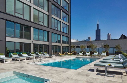 Near West Side Apartment | Blueground | West Loop, pool & AC, nr Willis