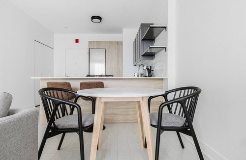 Near West Side Apartment | Blueground | West Loop, pool & AC, nr Willis