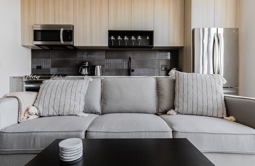 Near West Side Apartment | Blueground | West Loop, rooftop pool & gym