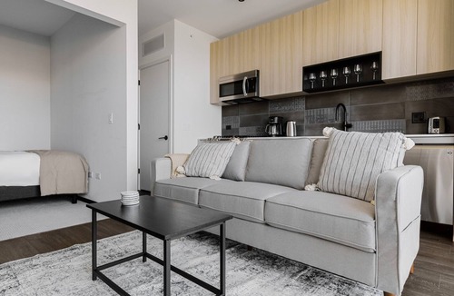 Near West Side Apartment | Blueground | West Loop, rooftop pool & gym