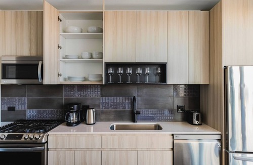 Near West Side Apartment | Blueground | West Loop, rooftop pool & gym