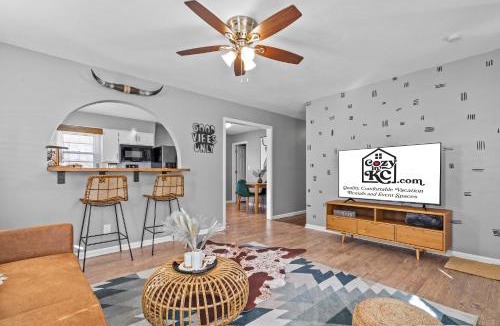 Merriam House | Boho Lounge - Pet Friendly Home Close to I-35 & KC