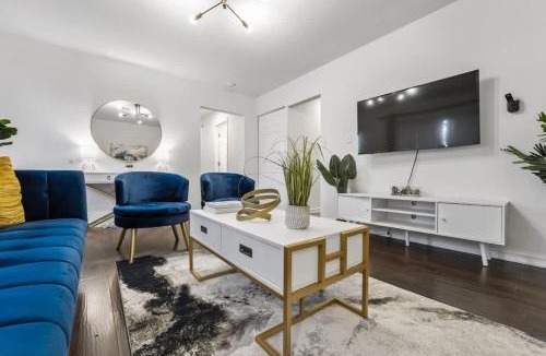 Bolingbrook House | Bolingbrook King Bed 7 min to Hwy & Mall