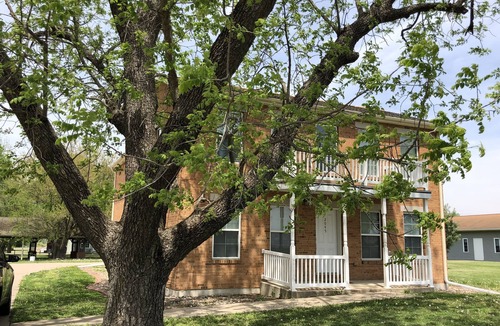 Nauvoo House | BOOK NOW 2024 LAST MINUTE SAVINGS! Mulholland Mansion House, Sleeps Up To 36!