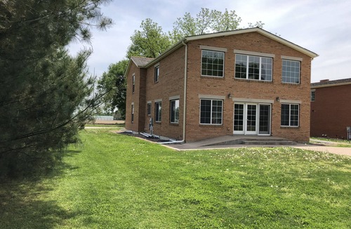 Nauvoo House | BOOK NOW 2024 LAST MINUTE SAVINGS! Mulholland Mansion House, Sleeps Up To 36!