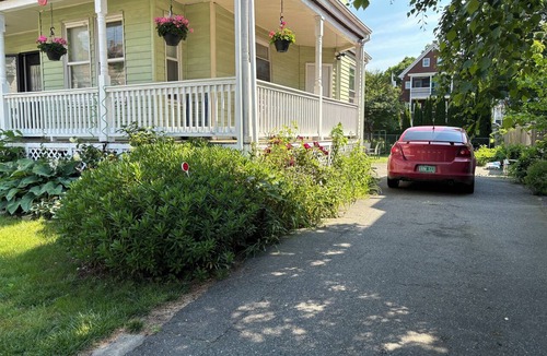 West Roxbury Apartment | Boston Cozy studio Apt. near Train&Buses ,Parking included