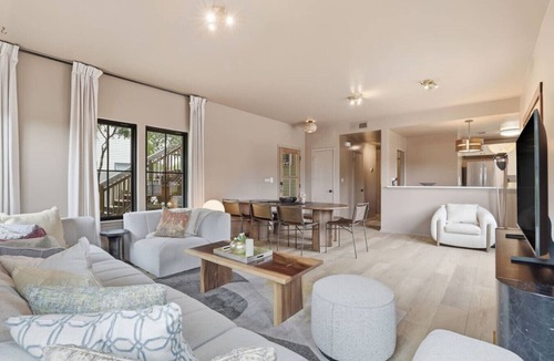 Bouldin House | Bouldin Flat with pool 3 bedroom 2 bath 2K 2Q