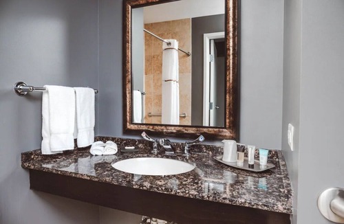 Zion Hotel | Boutique Comfort l Jacuzzi, Library Lounge, Outdoor Firepits & Near Local Gems