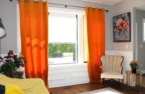 Greater Grand Crossing House | BOUTIQUE GARDEN HOUSE CHICAGO 3-STORY sleeps 12
