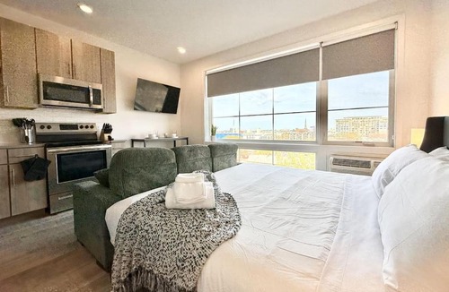 Poplar Apartment | Boutique Studio with Rooftop View and Gym