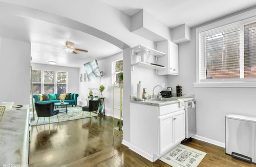 West Town Apartment | Brand New 3B-2BA Unit,4 miles from Downtown Chicago with WiFi, AC, Free Parking