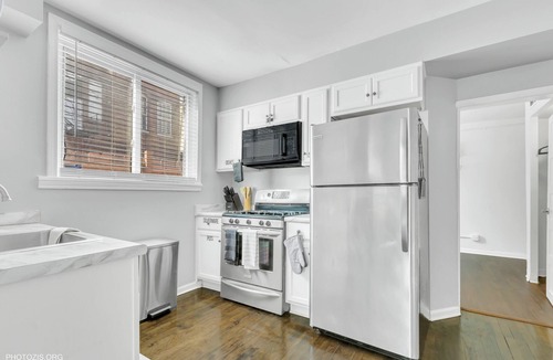 West Town Apartment | Brand New 3B-2BA Unit,4 miles from Downtown Chicago with WiFi, AC, Free Parking