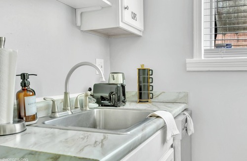 West Town Apartment | Brand New 3B-2BA Unit,4 miles from Downtown Chicago with WiFi, AC, Free Parking