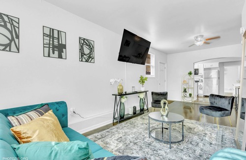 West Town Apartment | Brand New 3B-2BA Unit,4 miles from Downtown Chicago with WiFi, AC, Free Parking