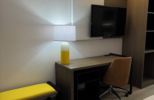 Hazel Crest Hotel | Brand New Modern Beautiful Room in Chicago, with WiFi, AC and TV.