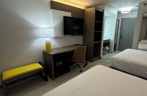 Hazel Crest Hotel | Brand New Modern Beautiful Room in Chicago, with WiFi, AC and TV.
