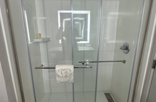 South Holland Hotel | Brand New Modern Bedroom with AC, TV & WiFi in Chicago Near Wind Creek Casino