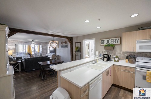 Branson Condo | Branson Group Getaway w/3 King Suites + Private Baths