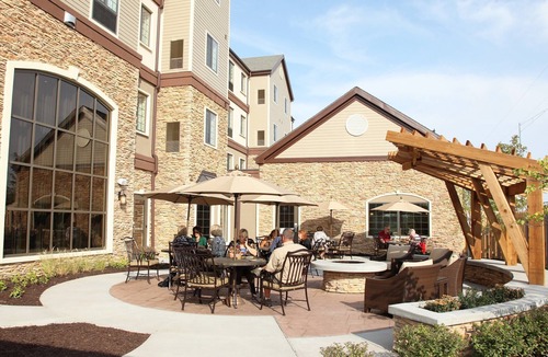 Lincoln Apartment | Breakfast, Pool, Quick Drive to Univ of Nebraska