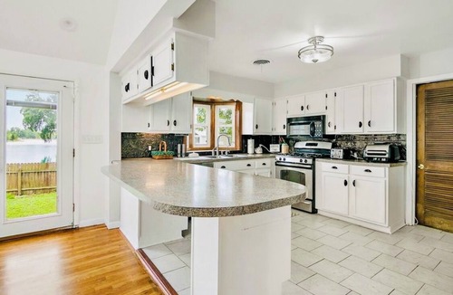 Manteno House | Breathtaking Lakefront Retreat- Manteno Lake House