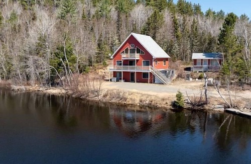 Saint-Simeon House | Breathtaking view of a lake