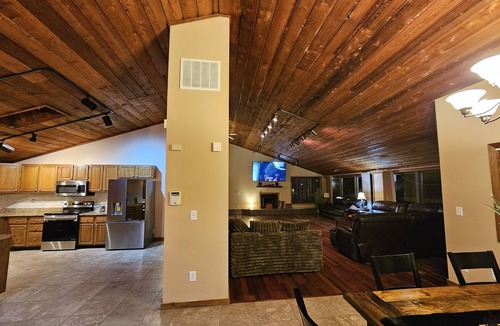 Carbondale Cabin | Breathtaking views of Bald Knob Cross, just 2 minutes from Walkers Bluff Casino!