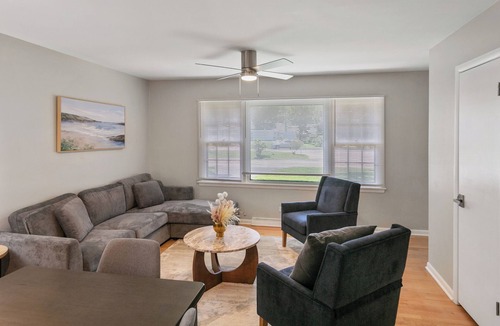 Libertyville House | Bright and Spacious 5-bedhouse in charming Libertyville Near Downtown