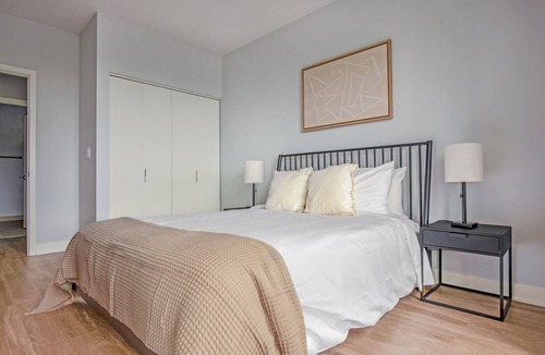 Arlington Heights Apartment | Bright Arlington Heights 2BR w/ Gym & W/D, near I-90, by Blueground