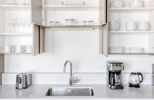 Bucktown Apartment | Bright Bucktown 1BR w/ Lounge, Roof & Gym, nr L, by Blueground