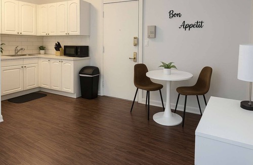 Hyde Park Apartment | Bright & Cozy 1BR Near UChicago