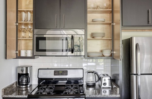 Evanston Apartment | Bright Evanston 1BR w/Pool & Gym, walk to Northwestern, by Blueground