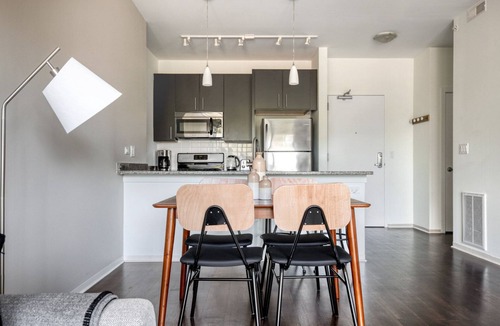 Evanston Apartment | Bright Evanston 1BR w/Pool & Gym, walk to Northwestern, by Blueground