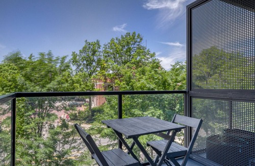 Evanston Apartment | Bright Evanston 1BR w/Pool & Gym, walk to Northwestern, by Blueground