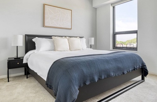 Evanston Apartment | Bright Evanston 1BR w/Pool & Gym, walk to Northwestern, by Blueground