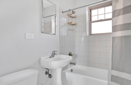 Evanston Apartment | Bright Evanston 2BR, 1 mile from Northwestern campus, by Blueground
