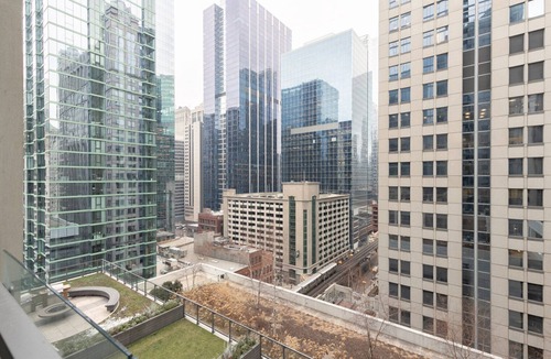 Downtown Chicago Apartment | Bright Loop 1BR w/Gym, Pool, nr. Financial District, by Blueground