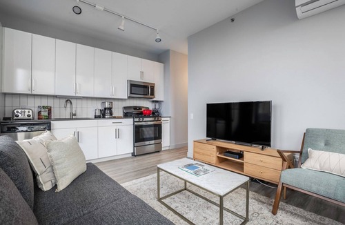 The Loop Apartment | Bright Loop 1BR w/Gym, Roofdeck, W/D, nr West Loop & the L by Blueground