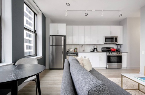 The Loop Apartment | Bright Loop 1BR w/Gym, Roofdeck, W/D, nr West Loop & the L by Blueground