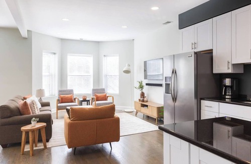 Edgewater Apartment | Bright & Modern Apt | Steps to Lake, Train, Food
