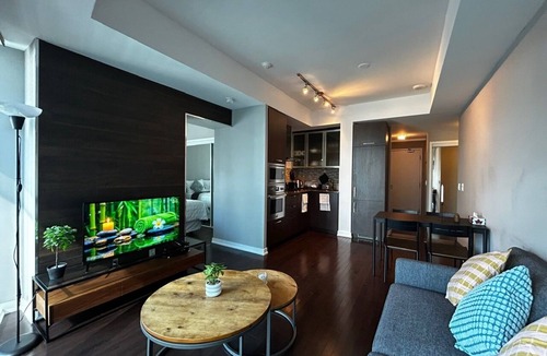 Toronto Entertainment District Condo | Bright & Modern Downtown Condo, Walk to Jays & MTCC