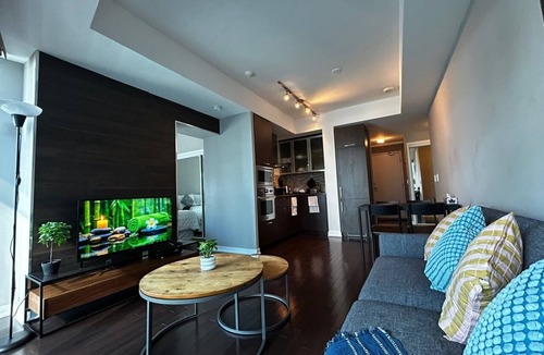 Toronto Entertainment District Condo | Bright & Modern Downtown Condo, Walk to Jays & MTCC
