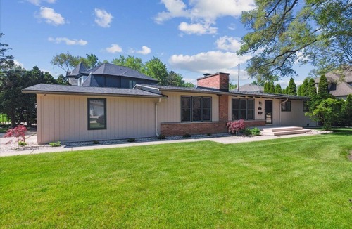 Deerfield House | Bright & Modern Home