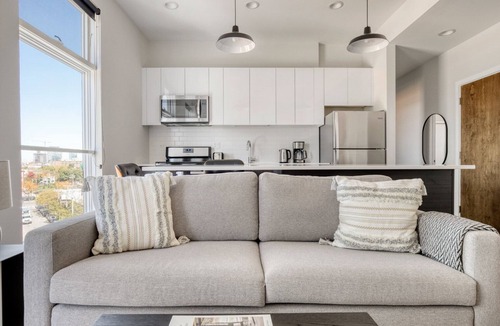 River West Apartment | Bright River West 3BR nr Blue Line & I-90, by Blueground